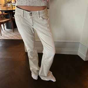 Manchester byxor - Jätte fina beiga Manchester byxor. Storleken står inte men passar mig som har S i byxor. Jag är 170cm. 