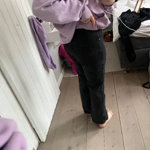Svarta jeans - Ett par Carin Wester jeans. Jag är 162cm lång och de passar jättebra, De är storlek 38 men passar även på 40. Väldigt bra skick har använt de 3-4 gånger. Orginal pris 700kr!
