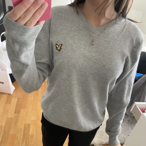 Snygg tröja!! - Superskön o snygg tröja! Egentligen strl L men är krympt i tvätten så nu skulle jag säga att det är strl S-M beroende på passform🩷