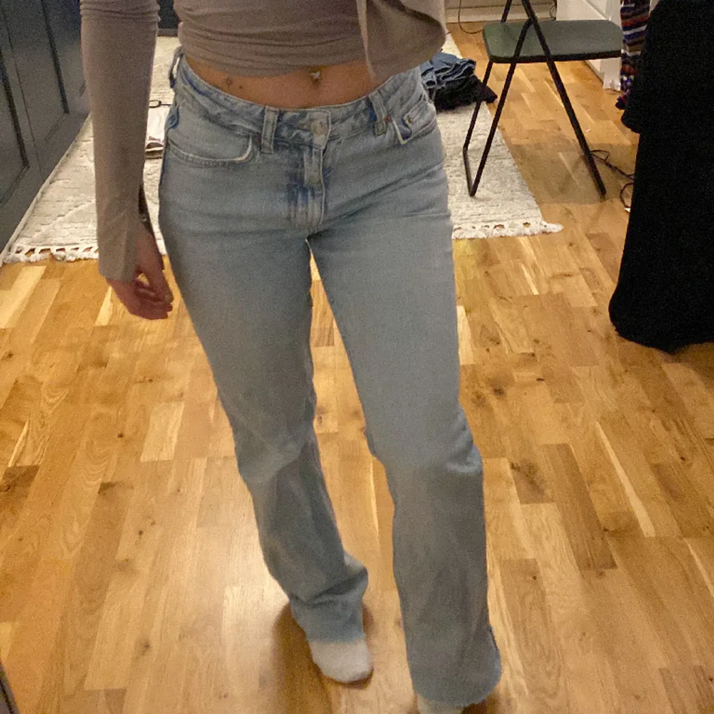 Raka Gina Tricot jeans i storlek 34 i ljustvätt. Inte varit så användna. Väldigt fina & passar bra på mig som är 156 cm lång. . Jeans & Byxor.
