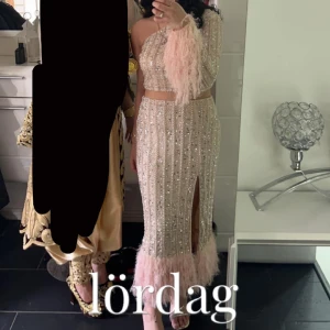 ASOS set - Ett sett från Asos värt över 2000 kr som också är slutsålt just nu. Har använt settet endast vid 2 tillfällen. Kan tänka mej gå ner i pris