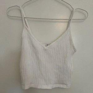 Kroppat linne - Kroppat linne från Hm, fin urringning 