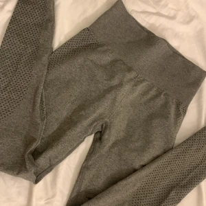 Tights  - Säljer dessa tights som får benen se snached ut de har tyvär blivit för små