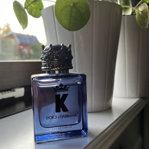 K Dolce & Gabbana EDP - K EDP By Dolce&Gabbana herr parfym! Storlek 50 ml men cirka 5 ml använt så 45 ml kvar! riktig god och perfekt till sommaren för killar!
