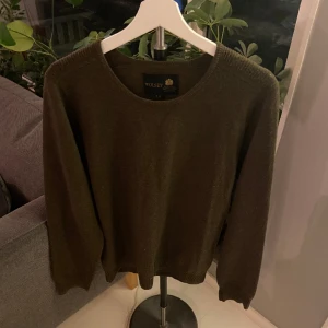 Stickad tröja Wolsey - Stickad tröja från märket wolsey. Tröjan har använts en del men ändå i bra skick. Se bild tre. Därav priset. 