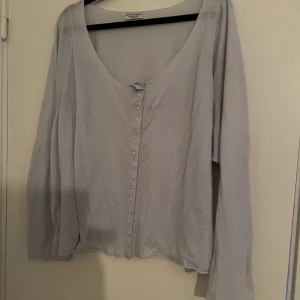 Söt tröja i ljusblått  - Mjuk kofta 