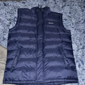 Gant väst - Storlek xs/s Ordinarie: 1,300kr Mitt pris 399kr Har köpt den för några år sen och den hae används ett fåtal gånger så det är ny skick på den! Skriv om ni har någon fråga! 