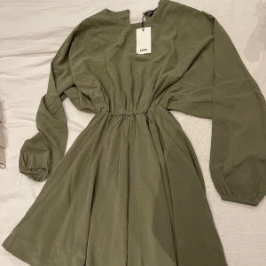 Klänning  - Klänning från BikBok i strl xs. Oanvänd, prislappen är kvar. För bilder på, skriv privat :)