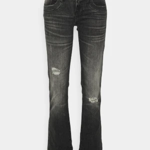 Svarta Ltb jeans  - Säljer dessa super snygga lågmidjade jeans. Det är knappt använda och säljs då dom tyvärr inte kommer till användning. Dom är i storlek 26/30💕