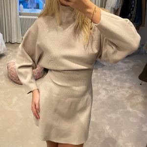 Zara klänning - Klänning från zara med stretch i midjan🧡