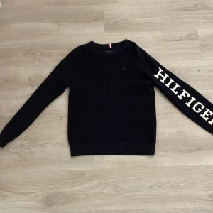 Tommy hillfiger stickad tröja - Skick 10/10 använd 1 Gång. Säljer för använder inte den| ny pris 1000 säljer för 600 pris kan diskuteras storlek på tröjan e 170-176
