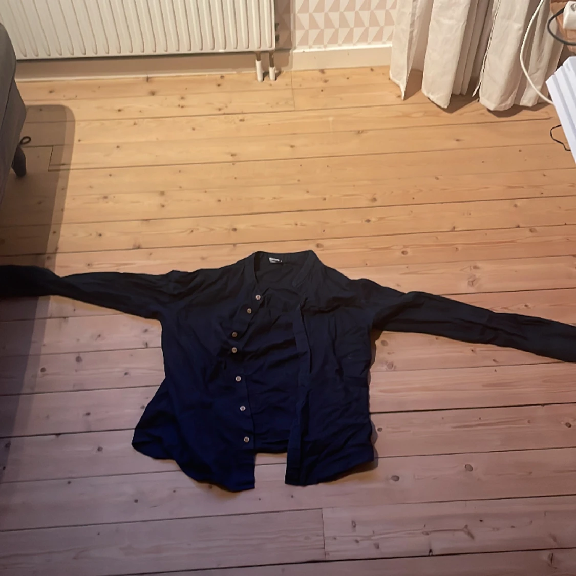 Mörkblå barnskjorta utan krage. - 90