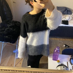 Mohair tröja - Super fin tröja från HM som jag köpt på plick. Tröjan är i mohair material och säljer då den är lite för stor tyvärr🥰🥰