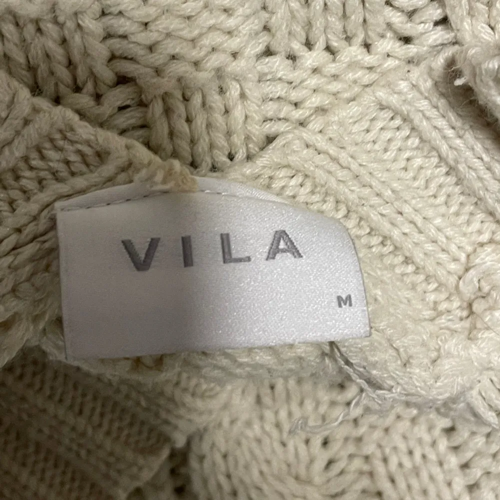 Mysig beige stickad tröja med V ringning från Vila. Väl använd, storlek M💕. Stickat.