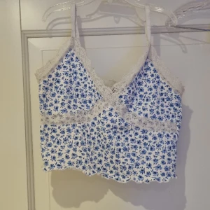 Topp - Blommig topp från Hm som inte passar mig längre. V ringad och justerbara band.