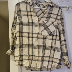 Skjorta - Casual damskjorta. Köpt på hm för ett par år sedan, knappt använd. 