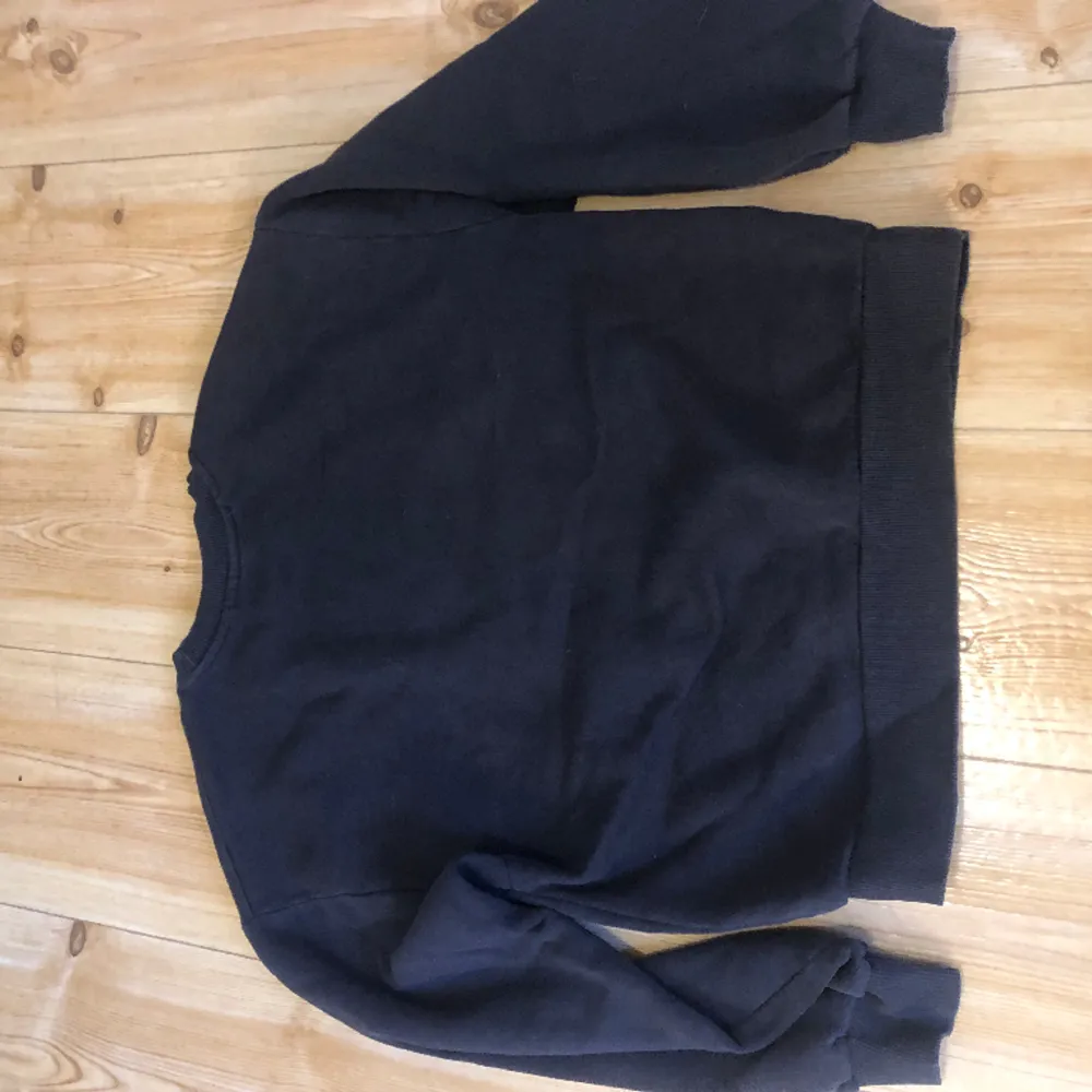 En svart sweatshirt från ginatricot i strl xxs den är i bra skick och säljer pågrund av att den inte passar. Tröjor & Koftor.