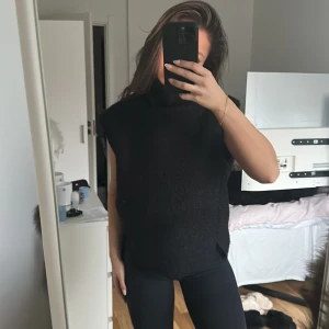 Stickad väst  - Super snygg men kommer inte till användning. Storlek XS men sitter som en S.😊
