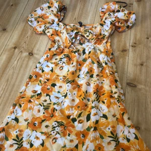 Klänning från H&m  - Sommar klänning från H&m är i strl 36 och om man inte gillar hålet där fram så kan man ha den bakofram säljer för 25:-