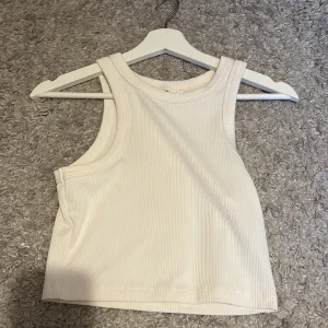 Crop top - Basic crop top från hm. Endast andvänd fåtal gånger. Jättefint skick.❤️
