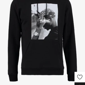 tupac hoodie  - Säljer min tupac hoodie då den inte länge kommer till användning tyvärr, inga defekter och använd max 2 gånger! nypris 579 kr, säljer nu för 299 + spårbar frakt 💘 pris går att diskuteras vid snabb och smidig affär