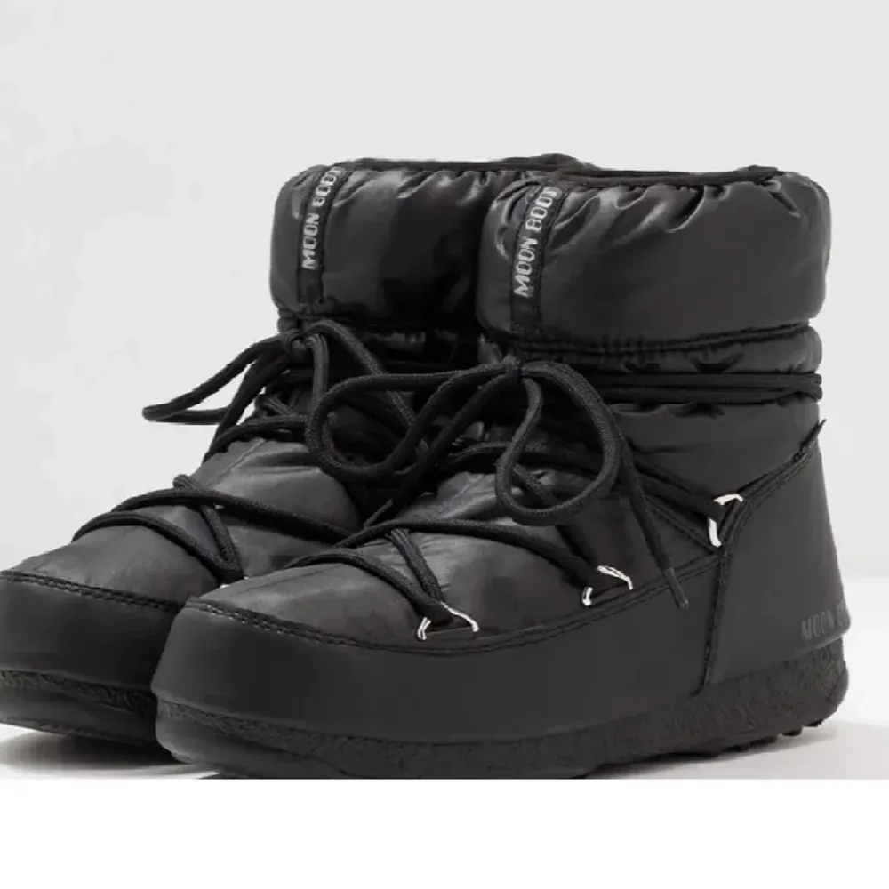 Super snygga Moon boots i färgen svart, köpa i år men aldrig använts . Kengät.