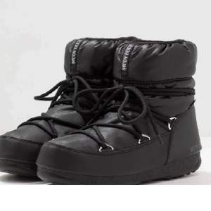 Super snygga Moon boots i färgen svart, köpa i år men aldrig använts 