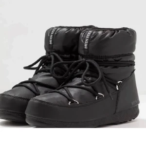 Vinter skor  - Super snygga Moon boots i färgen svart, köpa i år men aldrig använts 