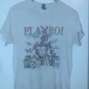 Playboi Carti T shirt säljs då den inte passar längre. Vintage och svår att hitta online.  Storlek M men passar S Pris går att diskuteras 