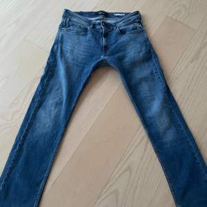 Säljer dessa feta replay jeans då dem inte kommer till användning längre. Skick 6/10 pågrund av hålet i bakfickan och lite andra defekter. Sizen är slim. Org. Pris 1400.  Priset kan diskuteras. Bara att höra av dig vid funderingar!💯