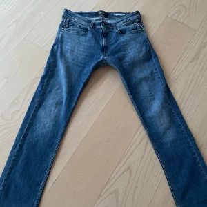 Replay jeans - Säljer dessa feta replay jeans då dem inte kommer till användning längre. Skick 6/10 pågrund av hålet i bakfickan och lite andra defekter. Sizen är slim. Org. Pris 1400.  Priset kan diskuteras. Bara att höra av dig vid funderingar!💯