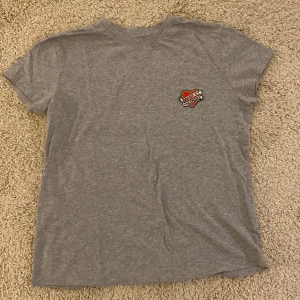 T shirt zadig - Super söt t shirt som ej kommit till andvändning! Är i fint skick och inga stora tecken eller defekter på andvändning🩷❤️❤️‍🔥