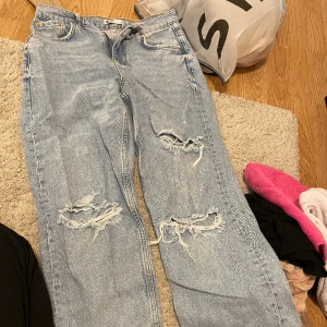 Gina tricot byxor - Jeans med hål och utvidgade i ankeln. Storlek 34. Endast testade passade ej. 