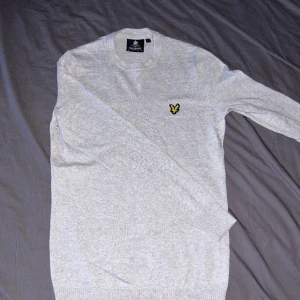 Lyle Scott tröja ljusgrå - Hej, säljer denna ljusgråa stickade Lyle & Scott tröja i storlek XS då den är för liten. Skicket är 10/10 då den bara är använd ett fåtal gånger, den har Inge defekter eller skador. Nypris 899, mitt pris 250. Hör av er vid funderingar! 😊
