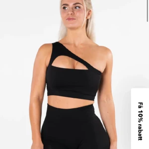 Lumi Top-svart, Relode - En helt ny sport-bh från Relode, i den nya kollektionen "Lumi". Prislappen borttagen, men endast använd en enda gång! Nypris 499 + frakt. 