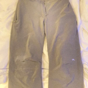 J.Lindberg överdragsbyxor storlek M - En riktig stjärna som jag ägt i ett halv år men har hållit mycket bra andvänd i skidbacken 4 gånger ord. 3.000kr