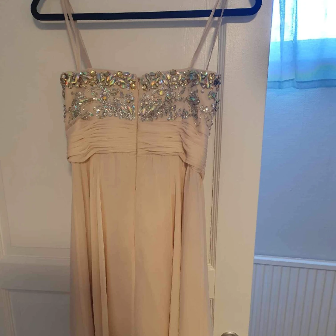 Beige balklänning med stenar - 91