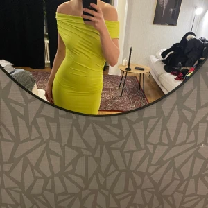 Klänning - Säljs eftersom jag inte gillar färgen  Aldrig använd 