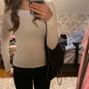 Vit långärmad  - Vanlig vitt långärmad tröja från hm knappt använd inga defekter 