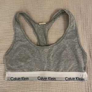 Calvin Klein bralette grey - Bralette från Calvin Klein, storlek S!💗
