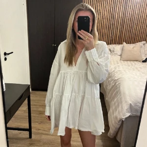 Vit klänning  - (Lånade bilder!!) en super fin vit klänning som passar perfekt till sommaren,studenten, midsommar allt! Säljer då den är lite för kort för min smak. Super bra skick! 