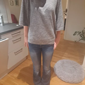 Stickad t-shirt - Säljer min helt nya jätte populära gråa stickad t-shirt! Helt slutsåld, bara testad! Pris kan diskuteras❤️ Postar endast! Kontakta mig innan du köper. Inga defekter!