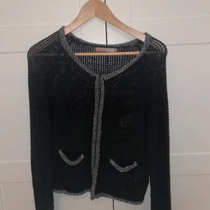 Tunn stickad kofta  - Normal i storlek! SÄLLAN ANVÄND