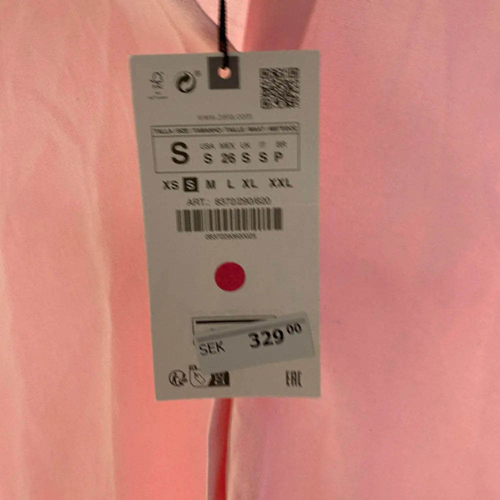Helt ny rosa skjorta från Zara i storlek s😍 Orginalpris: 329kr Mitt pris: 99kr🤍. Skjortor.