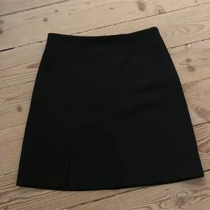 Fin kjol köpt för några år sedan men har inte används en enda gång!! Bilder kan skickas, pris kan diskuteras!
