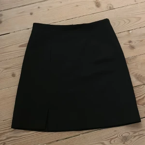 Svart kjol - Fin kjol köpt för några år sedan men har inte används en enda gång!! Bilder kan skickas, pris kan diskuteras!
