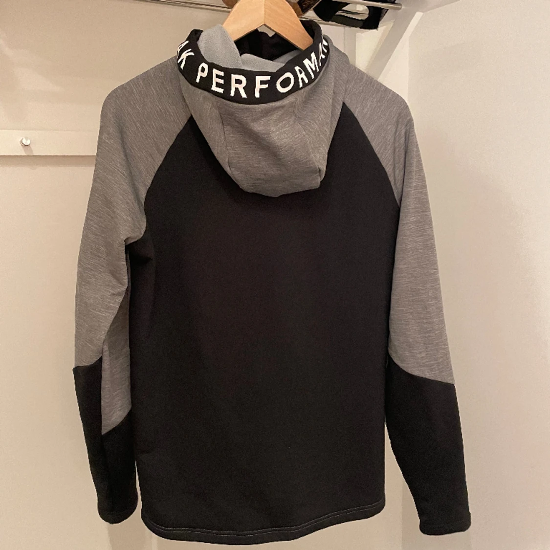 Peak performance hoodie - 90