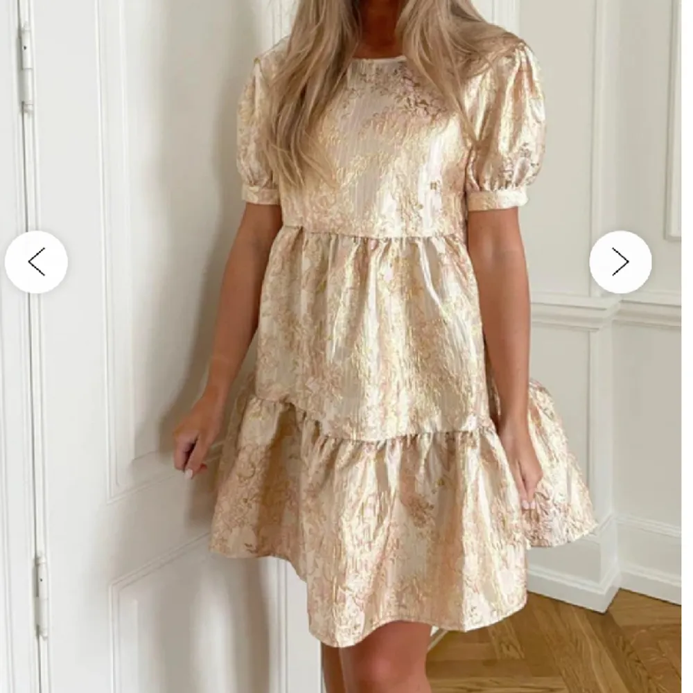 Jätte söt BYIC klänning som inte finns att köpa längre. Ny pris 950kr 💞💞. Klänningar.