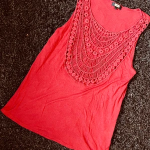 Tunt linne med detaljer framtill - Linne med öppen skurning framtill. Skönt tygg. Använd 2 gånger.