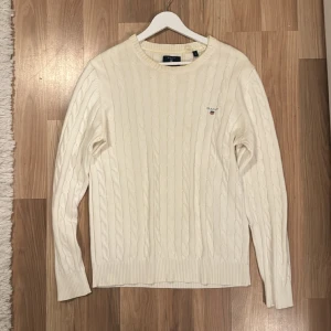 Stickad tröja - Stickad tröja från Gant. Storlek M regular fit. True to size. Använd ganska mycket förr. Tyvärr har den fått lite fläckar under armhålan som man endast ser i vissa ljus. Inga skador.